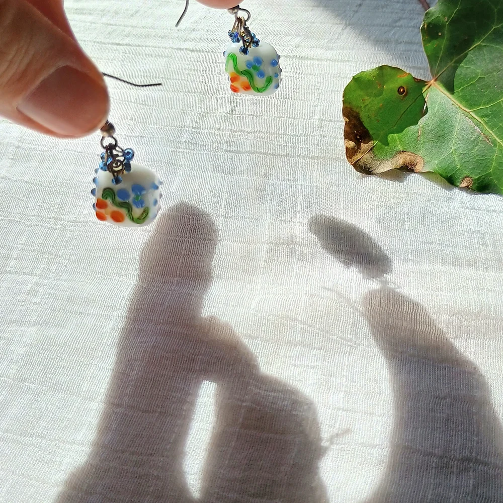 🏵 ARTISAN KITSCH 🏵 VTG hand-blown Lampwork Glass dangle 925 earrings, Coquette